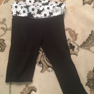 PINK Victoria’s Secret Black Capri Yoga Pant Daisy